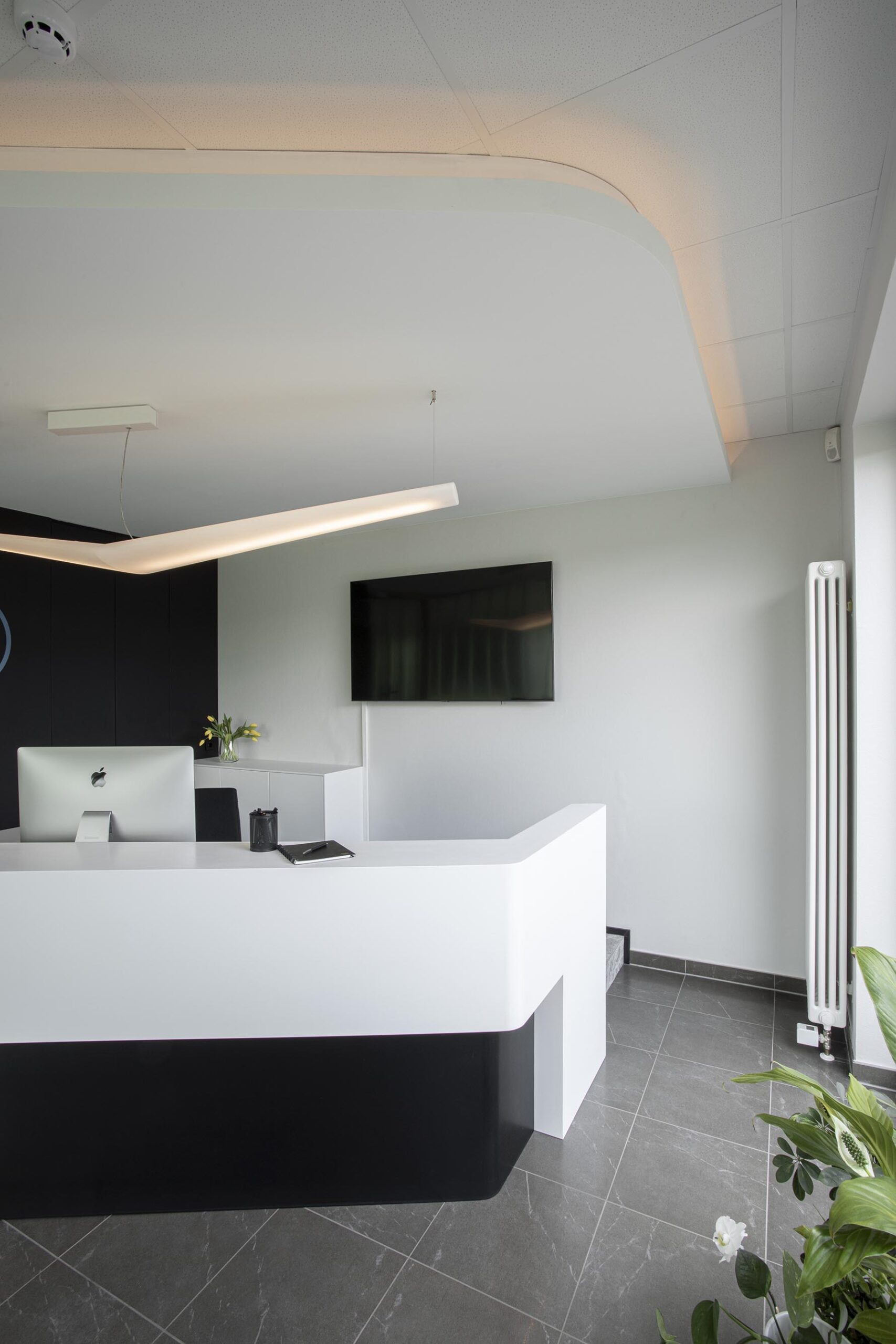 Aménagement intérieur contemporain pour une société pharmaceutique, avec lignes fluides, surfaces immaculées et éclairage maîtrisé dans un univers professionnel haut de gamme