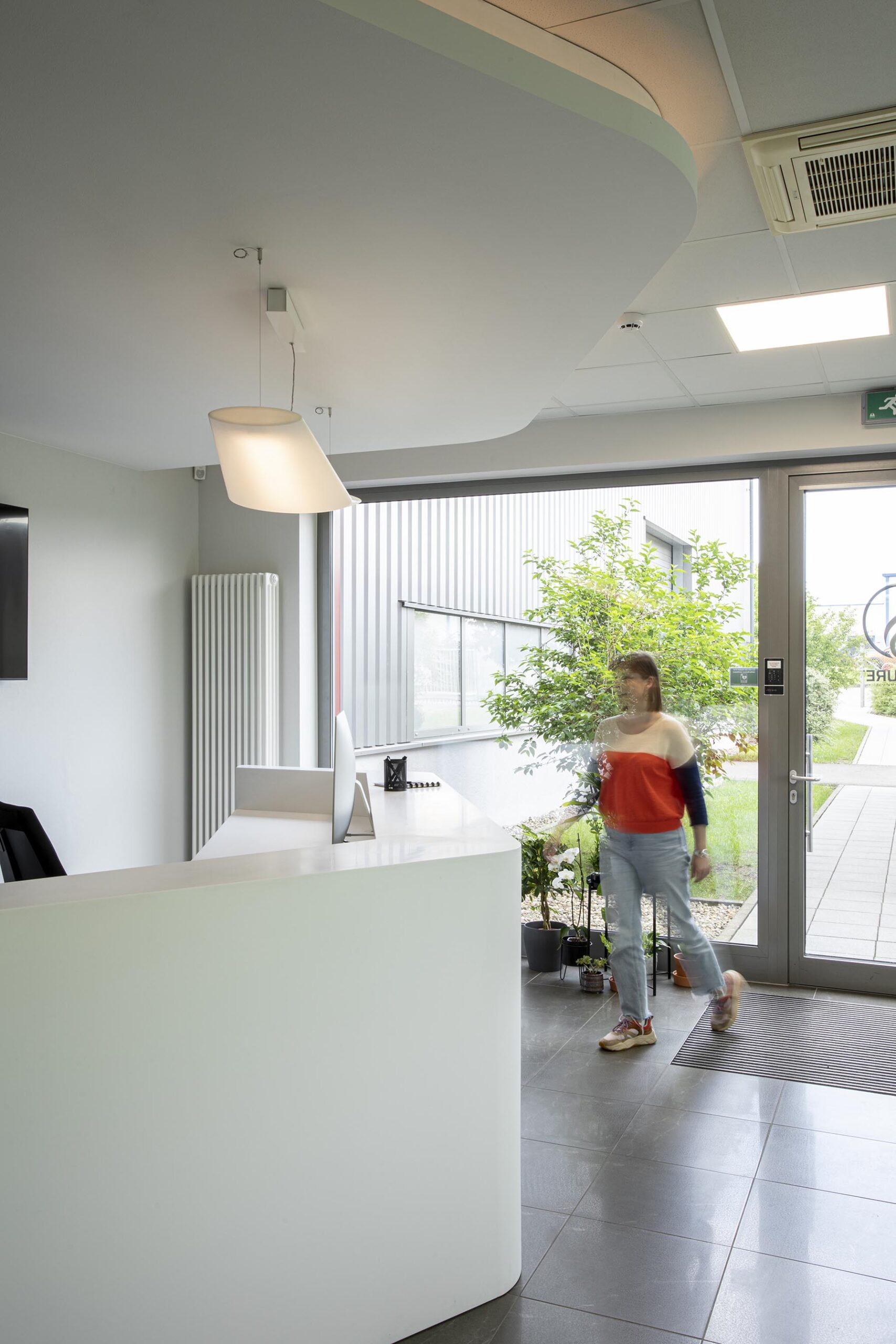 Aménagement intérieur contemporain pour une société pharmaceutique, avec lignes fluides, surfaces immaculées et éclairage maîtrisé dans un univers professionnel haut de gamme