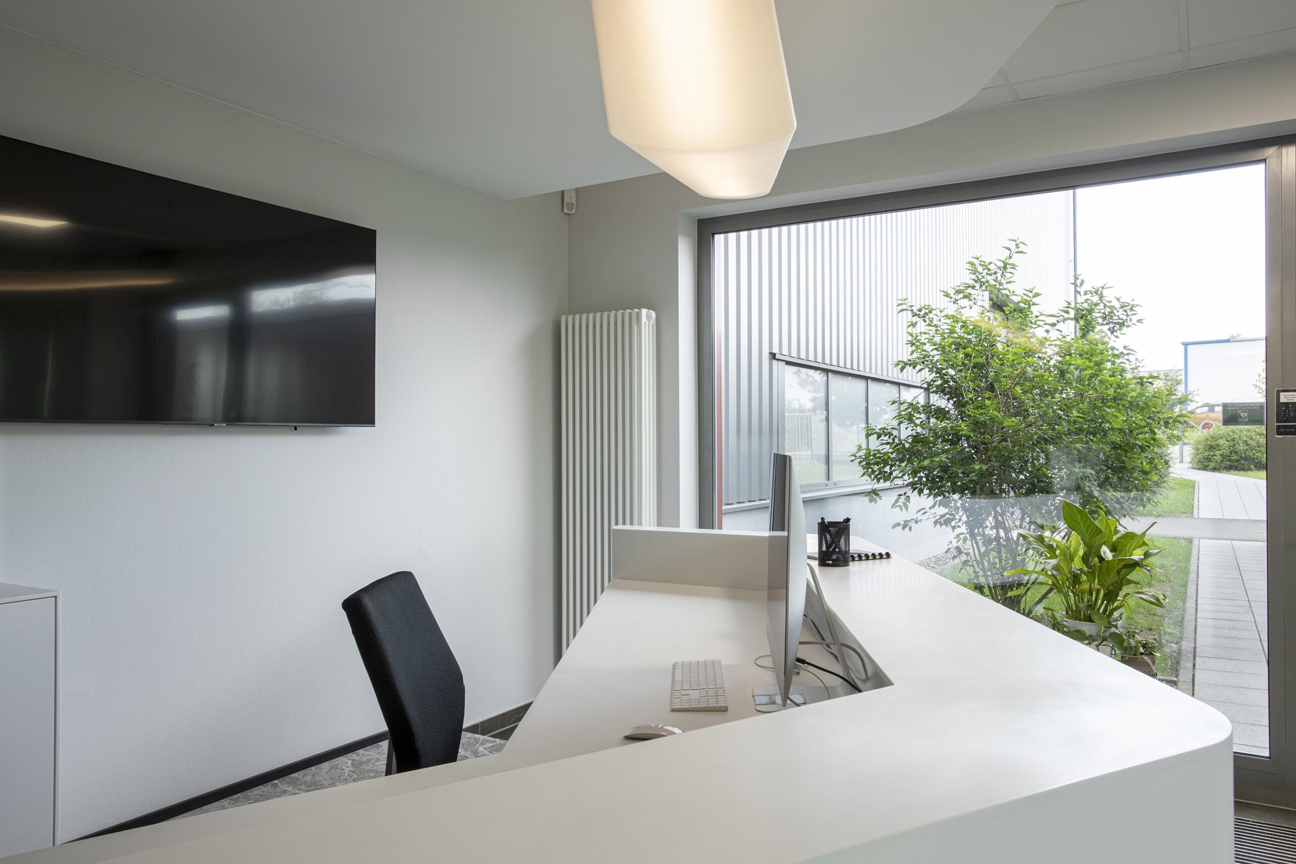 Aménagement intérieur contemporain pour une société pharmaceutique, avec lignes fluides, surfaces immaculées et éclairage maîtrisé dans un univers professionnel haut de gamme