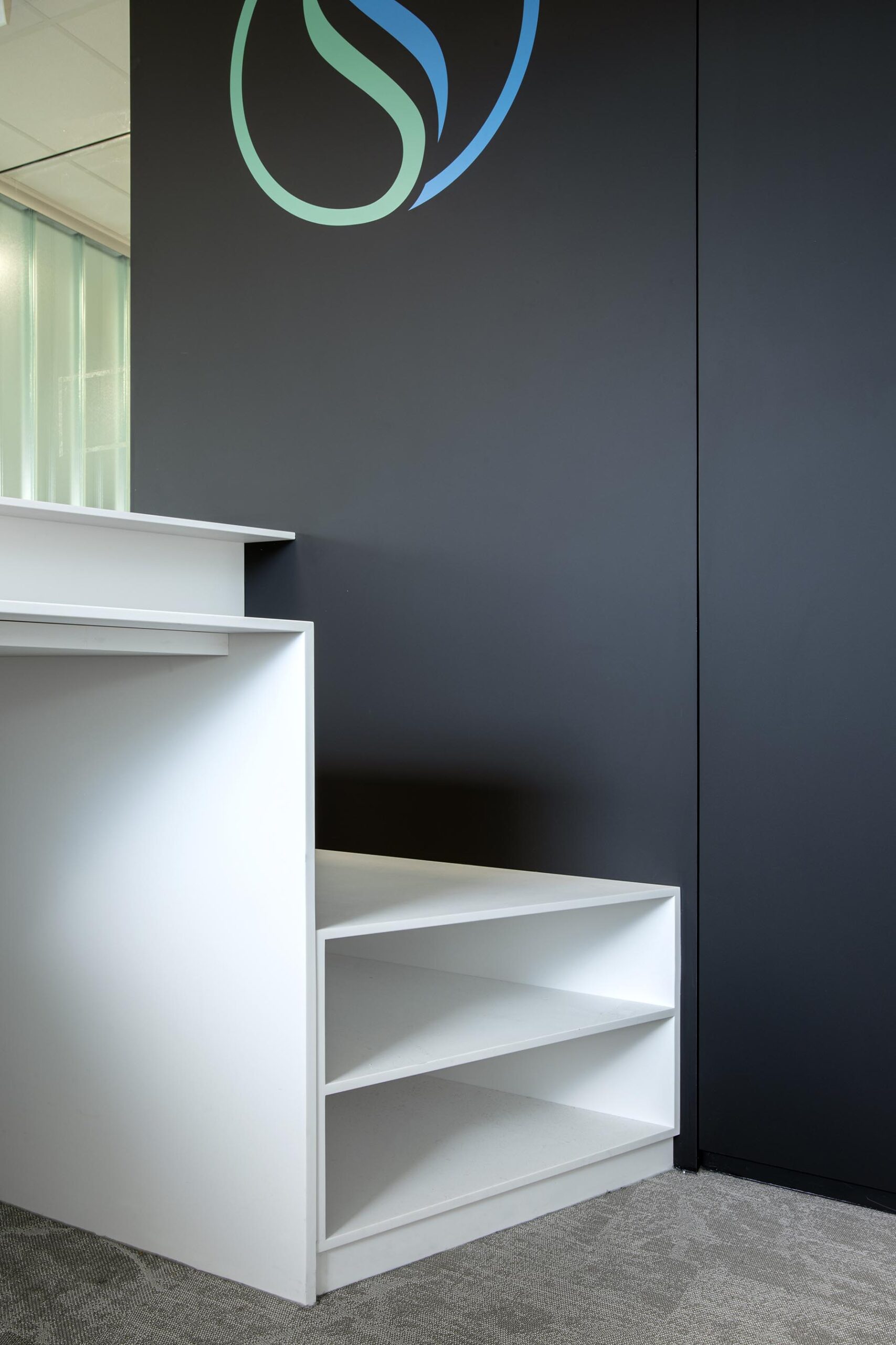 Aménagement intérieur contemporain pour une société pharmaceutique, avec lignes fluides, surfaces immaculées et éclairage maîtrisé dans un univers professionnel haut de gamme