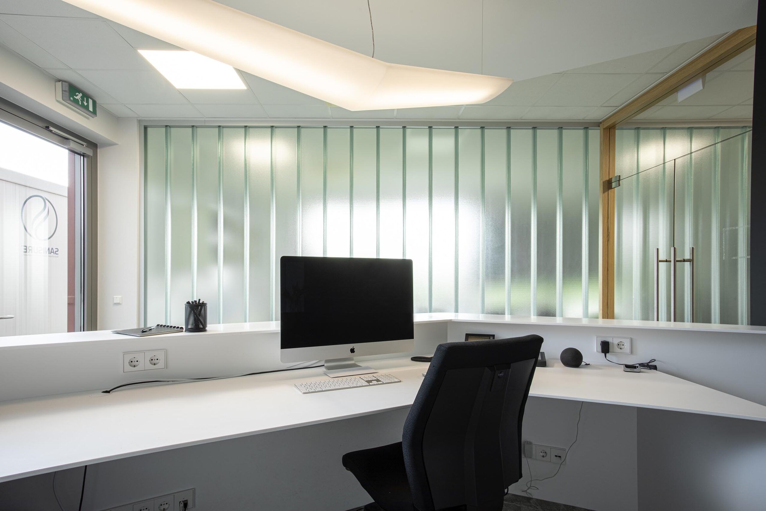 Aménagement intérieur contemporain pour une société pharmaceutique, avec lignes fluides, surfaces immaculées et éclairage maîtrisé dans un univers professionnel haut de gamme