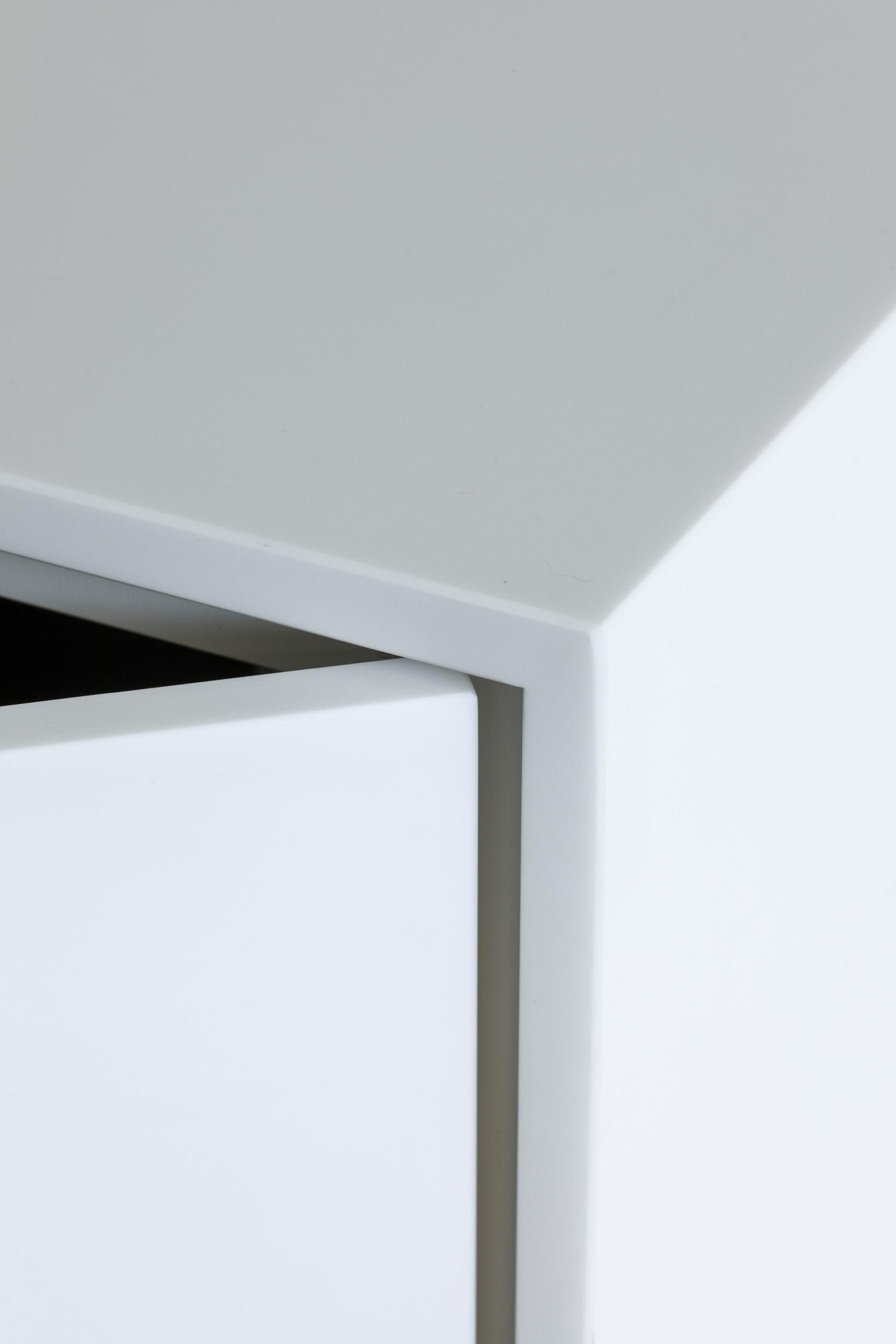 Aménagement intérieur contemporain pour une société pharmaceutique, avec lignes fluides, surfaces immaculées et éclairage maîtrisé dans un univers professionnel haut de gamme