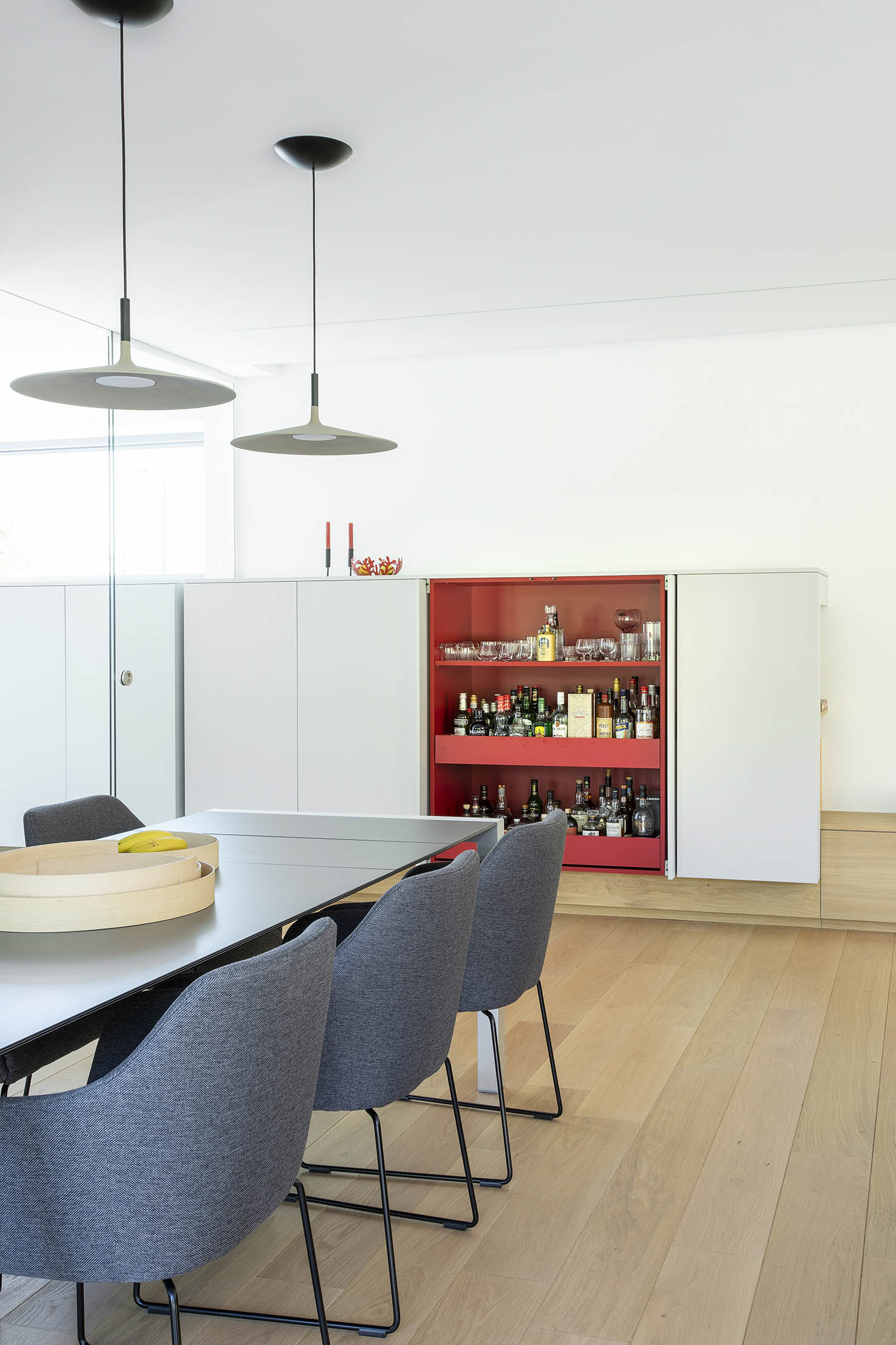 salle a manger contemporaine, meuble sur mesure bar rouge