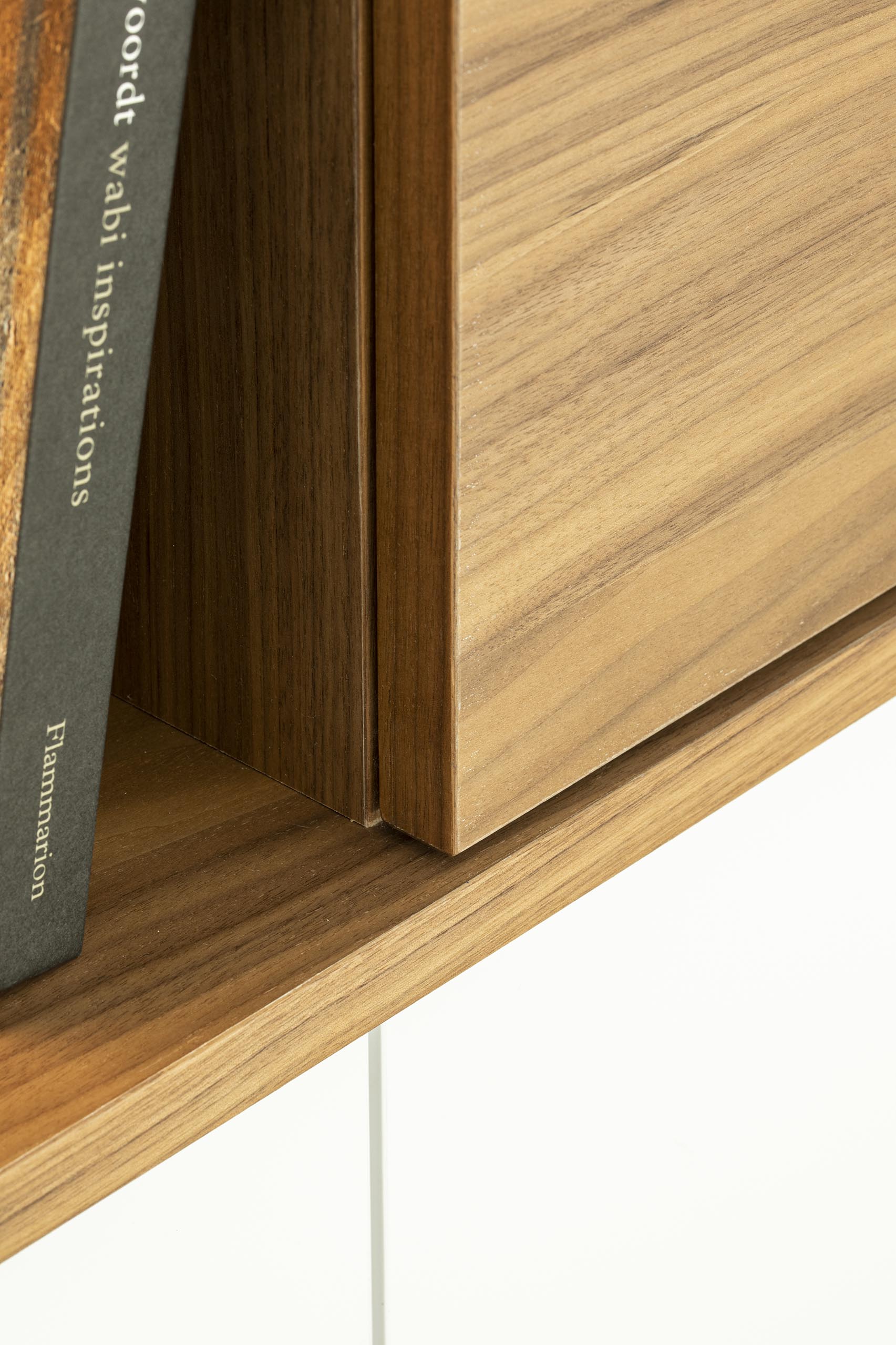 détail sur mesure blanc et bois, projet d’architecture d’intérieur à Arlon