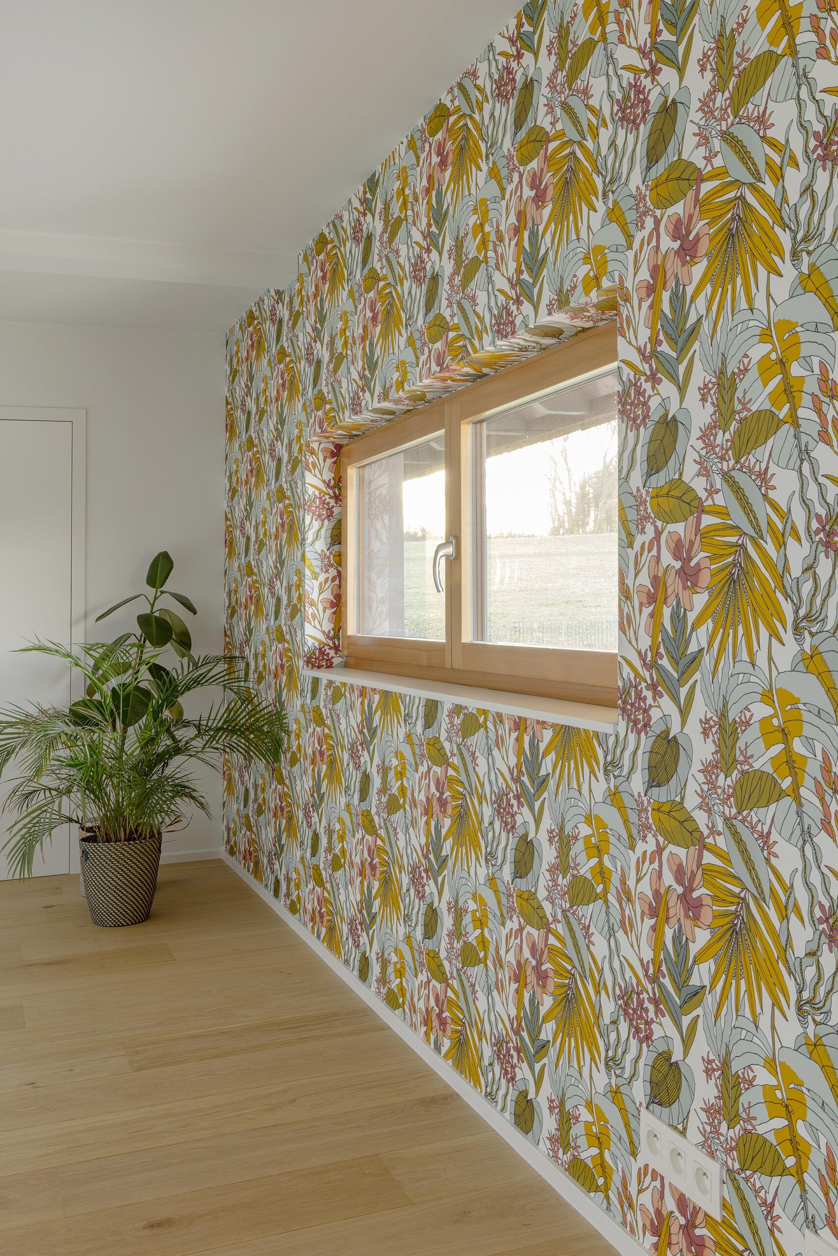 Chambre parentale contemporaine à Stavelot, avec parquet chaleureux, mobilier sur mesure, rangements intégrés et finitions raffinées dans une ambiance élégante et intimiste