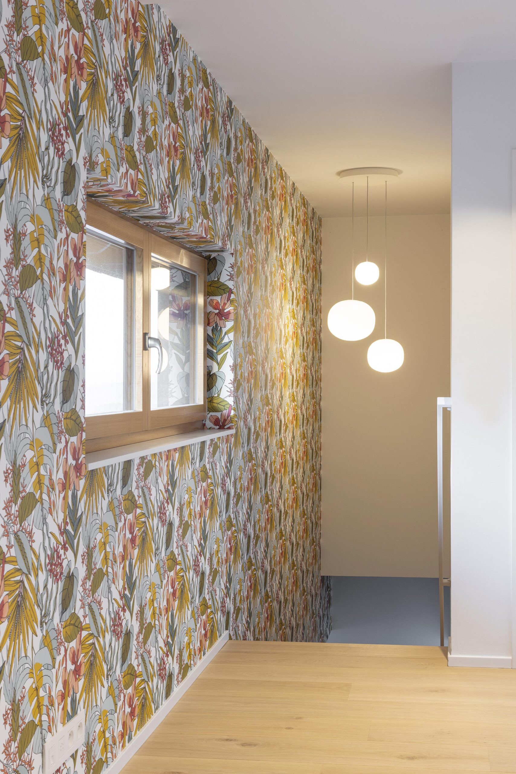Chambre parentale contemporaine à Stavelot, avec parquet chaleureux, mobilier sur mesure, rangements intégrés et finitions raffinées dans une ambiance élégante et intimiste