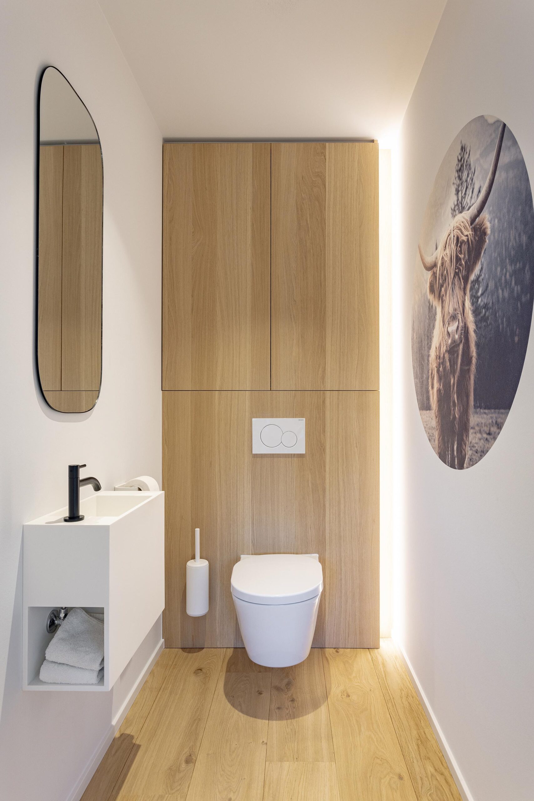 Chambre parentale contemporaine à Stavelot, avec parquet chaleureux, mobilier sur mesure, rangements intégrés et finitions raffinées dans une ambiance élégante et intimiste