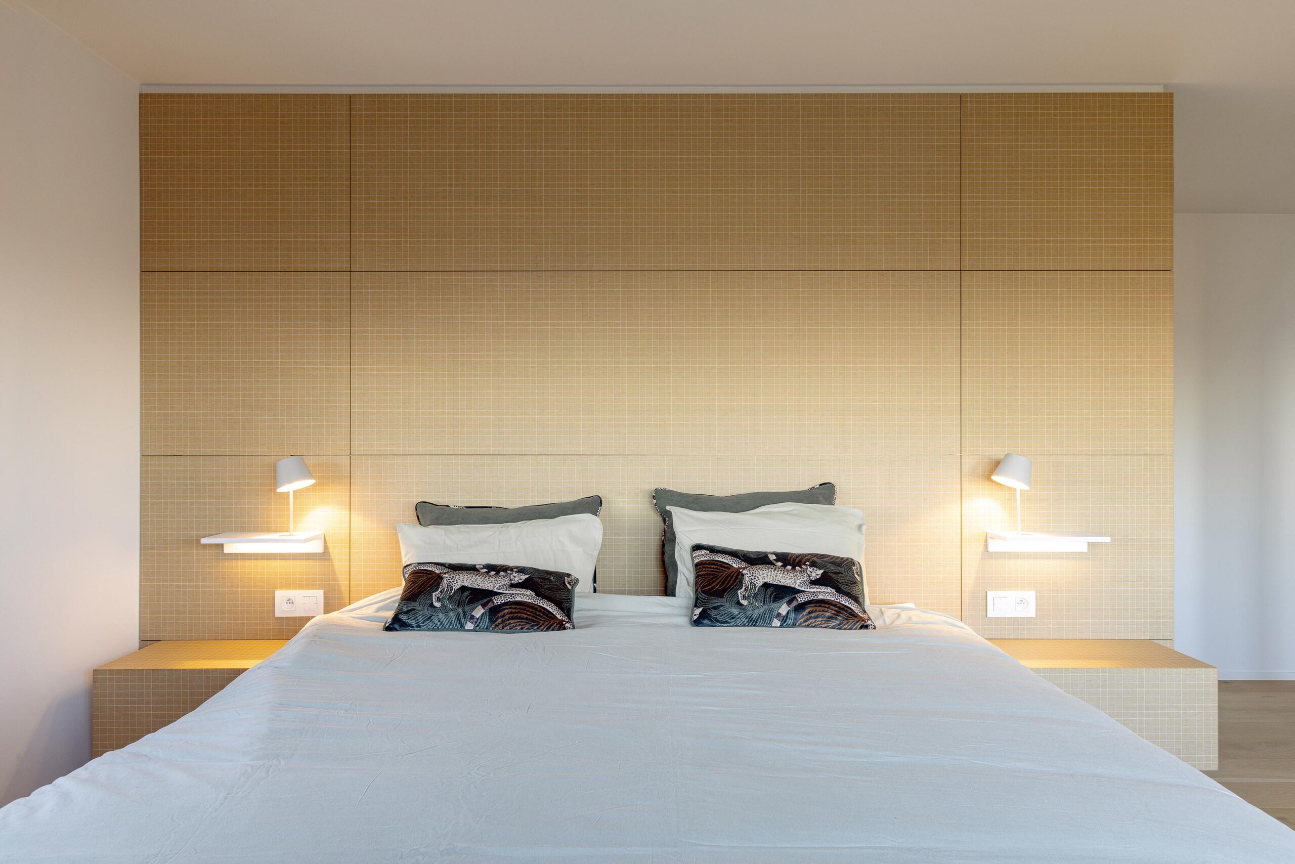 Chambre parentale contemporaine à Stavelot, avec parquet chaleureux, mobilier sur mesure, rangements intégrés et finitions raffinées dans une ambiance élégante et intimiste