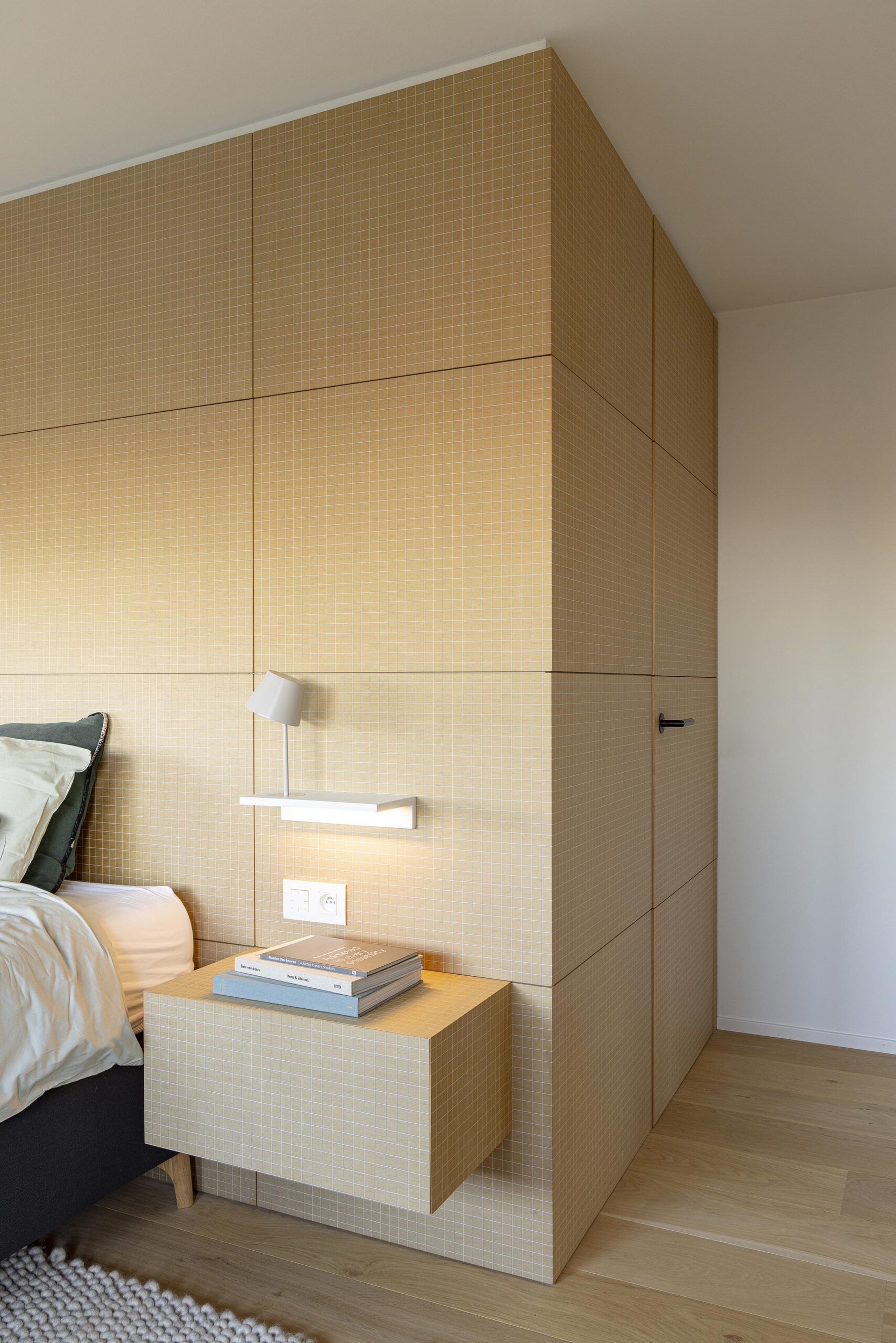 Chambre parentale contemporaine à Stavelot, avec parquet chaleureux, mobilier sur mesure, rangements intégrés et finitions raffinées dans une ambiance élégante et intimiste