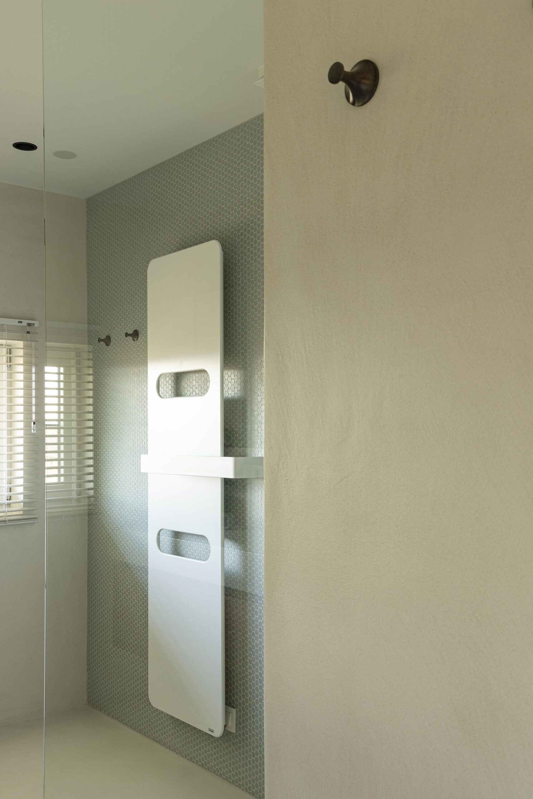 Meuble double vasque sur mesure en palissandre, avec grand miroir mural et veinage naturel contrasté, pour une salle de bains élégante et haut de gamme