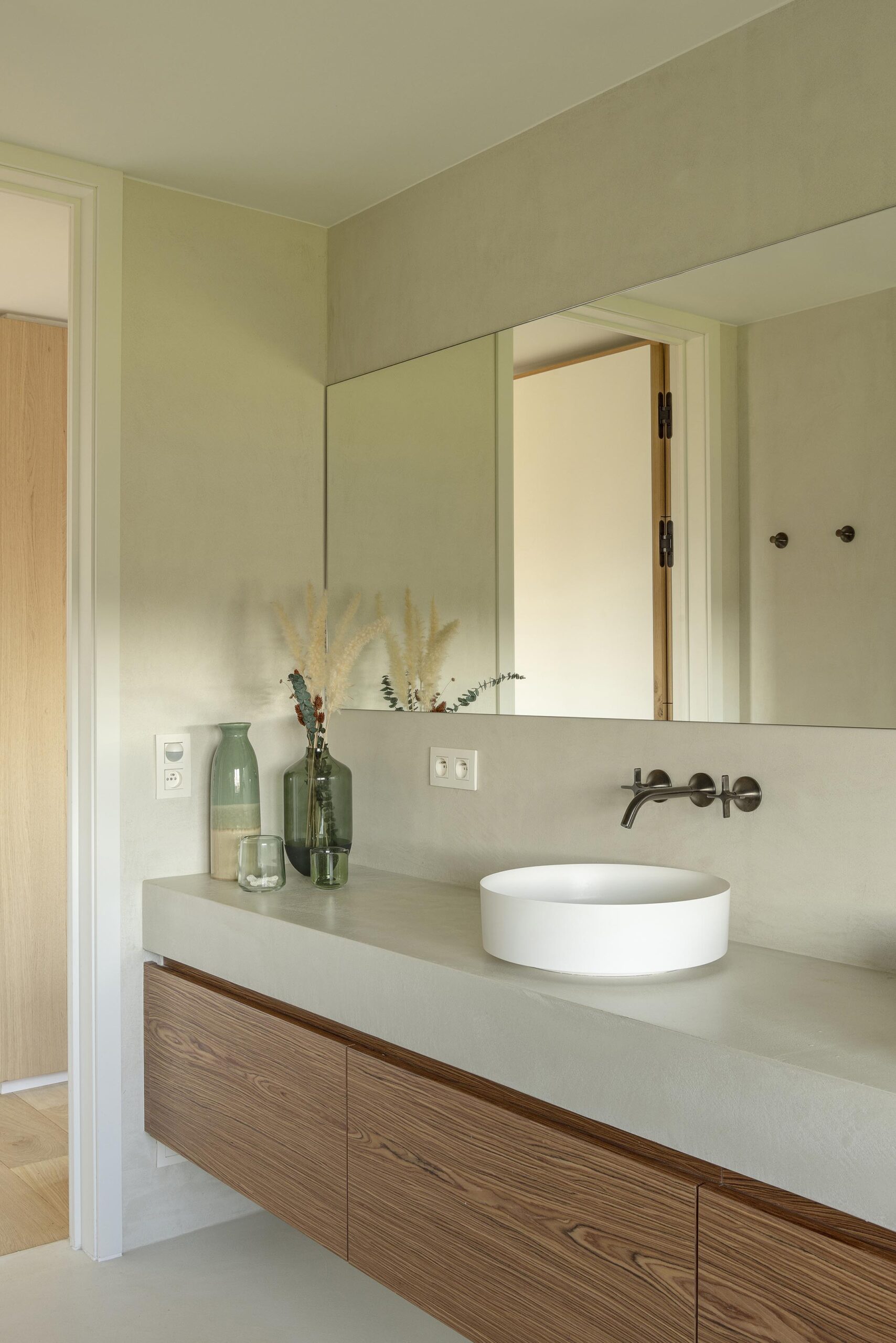Meuble double vasque sur mesure en palissandre, avec grand miroir mural et veinage naturel contrasté, pour une salle de bains élégante et haut de gamme