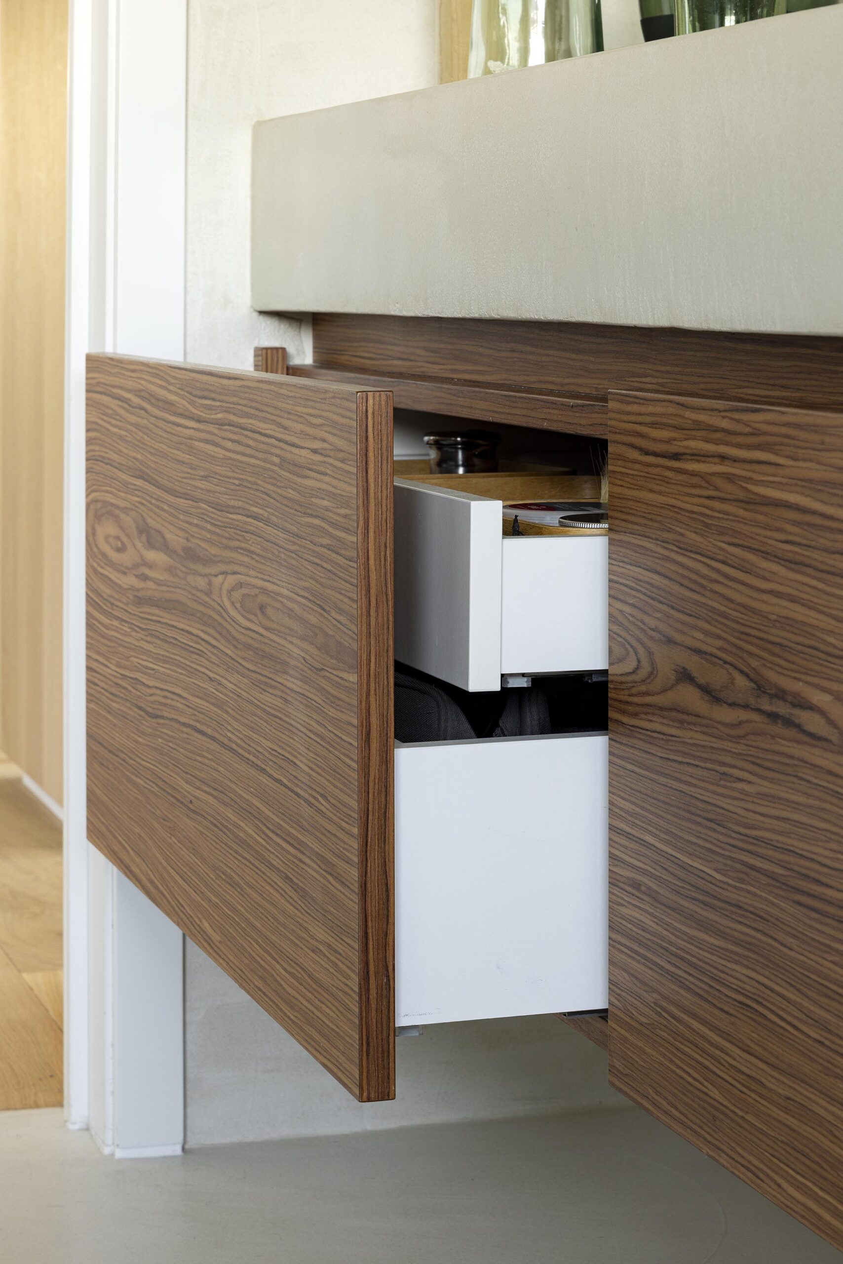 Meuble double vasque sur mesure en palissandre, avec grand miroir mural et veinage naturel contrasté, pour une salle de bains élégante et haut de gamme