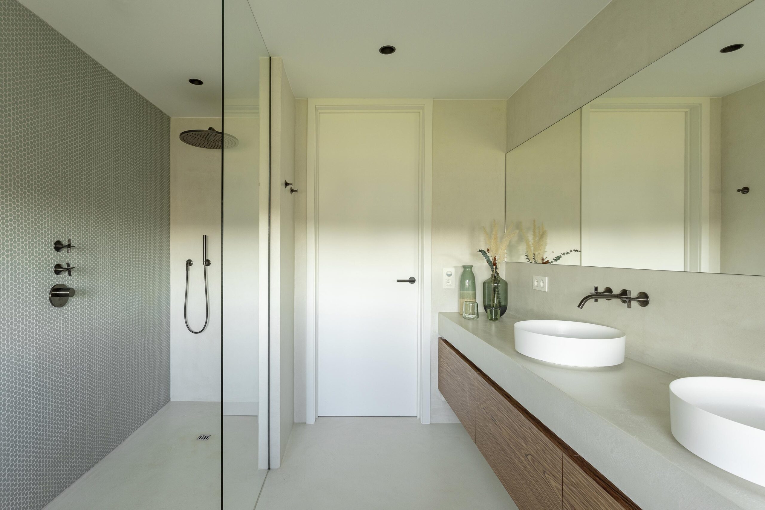 Meuble double vasque sur mesure en palissandre, avec grand miroir mural et veinage naturel contrasté, pour une salle de bains élégante et haut de gamme