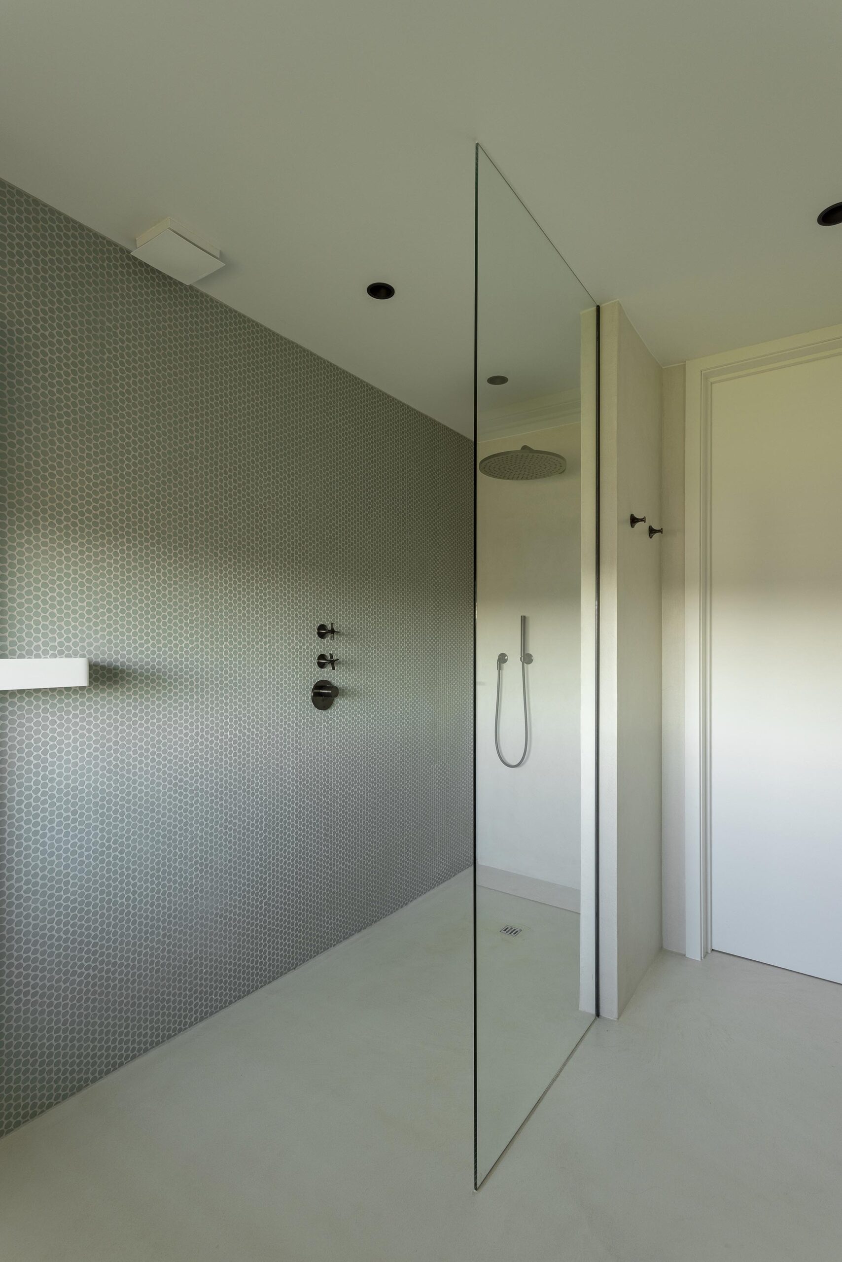 Meuble double vasque sur mesure en palissandre, avec grand miroir mural et veinage naturel contrasté, pour une salle de bains élégante et haut de gamme