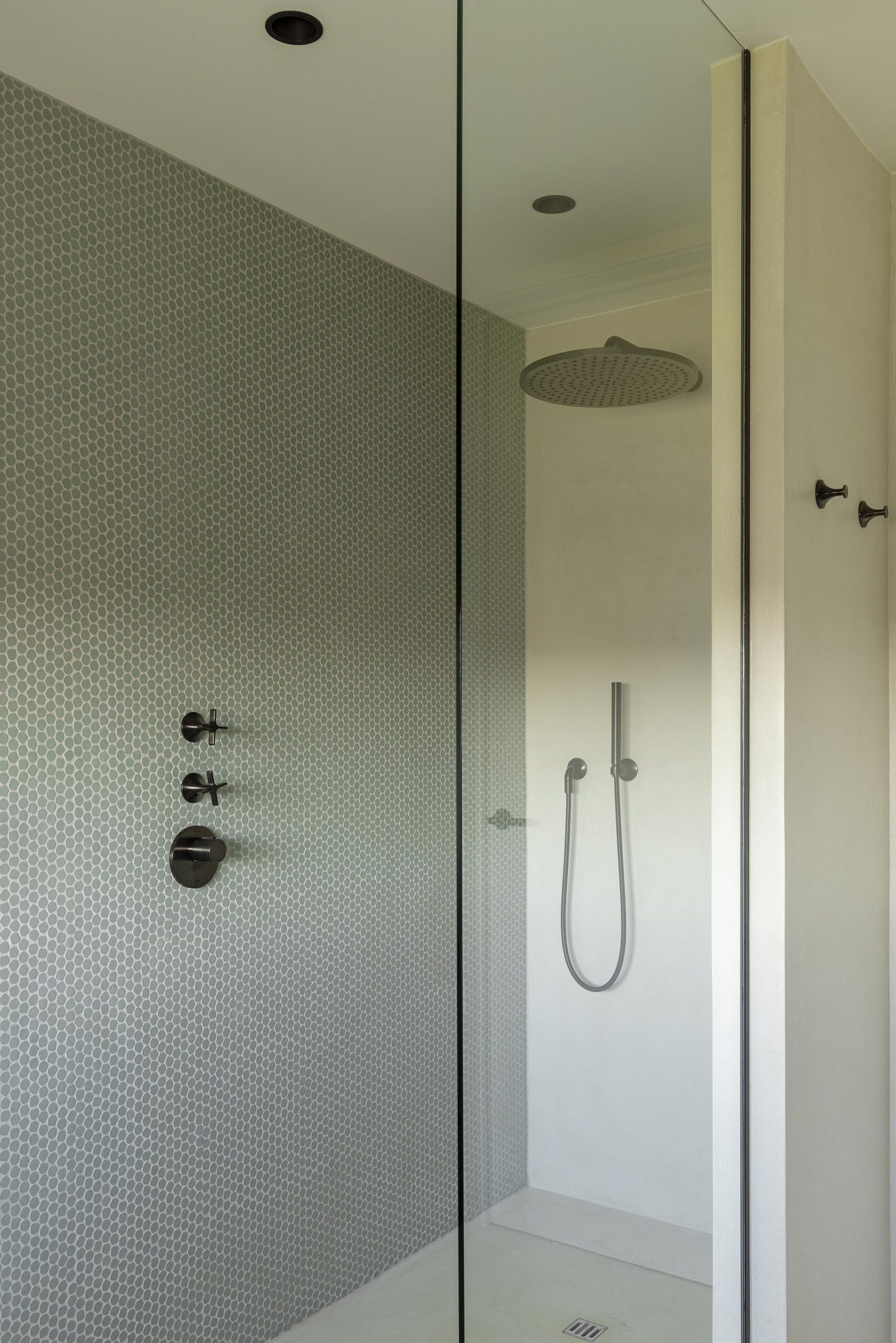 Meuble double vasque sur mesure en palissandre, avec grand miroir mural et veinage naturel contrasté, pour une salle de bains élégante et haut de gamme