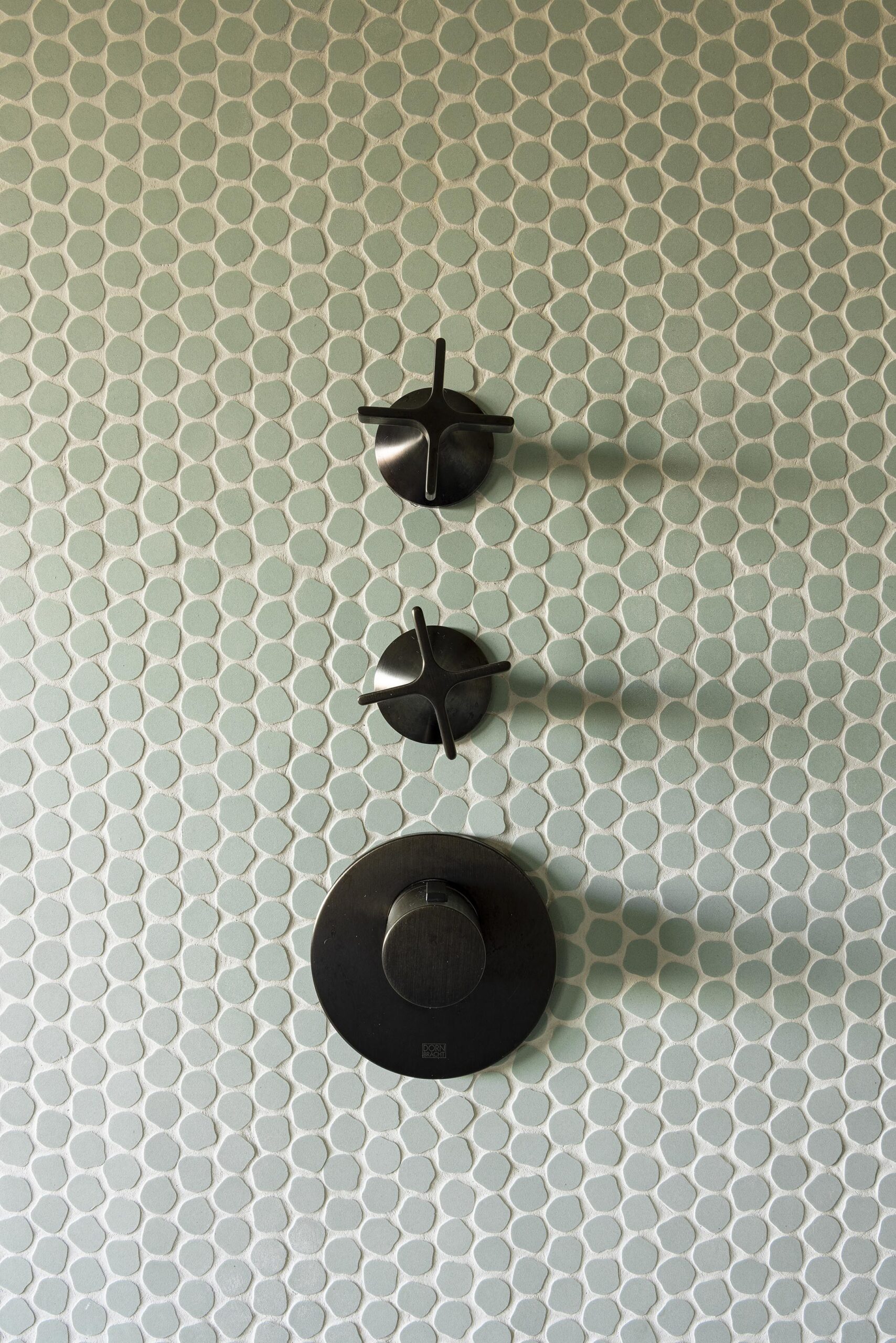 Meuble double vasque sur mesure en palissandre, avec grand miroir mural et veinage naturel contrasté, pour une salle de bains élégante et haut de gamme