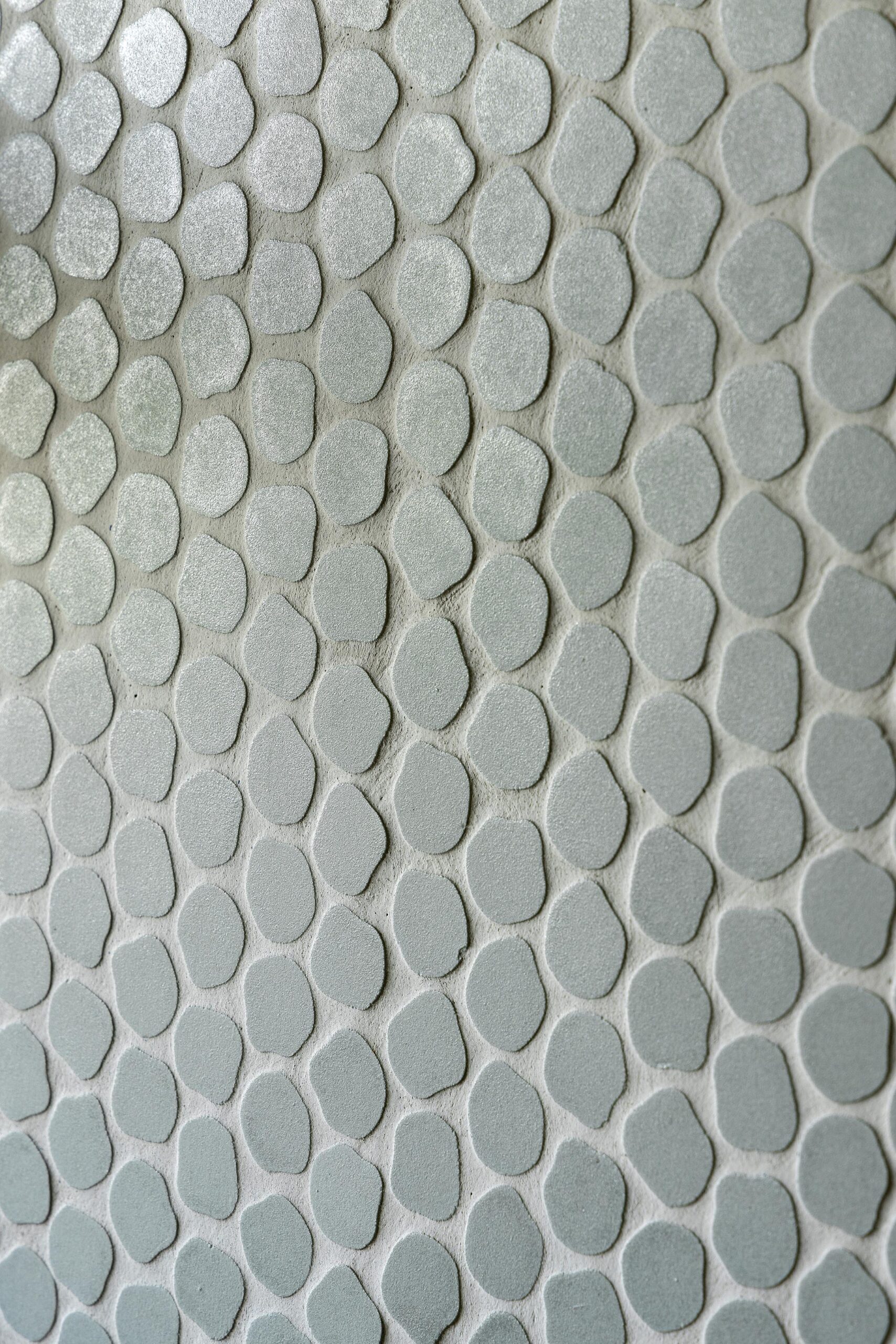 Meuble double vasque sur mesure en palissandre, avec grand miroir mural et veinage naturel contrasté, pour une salle de bains élégante et haut de gamme