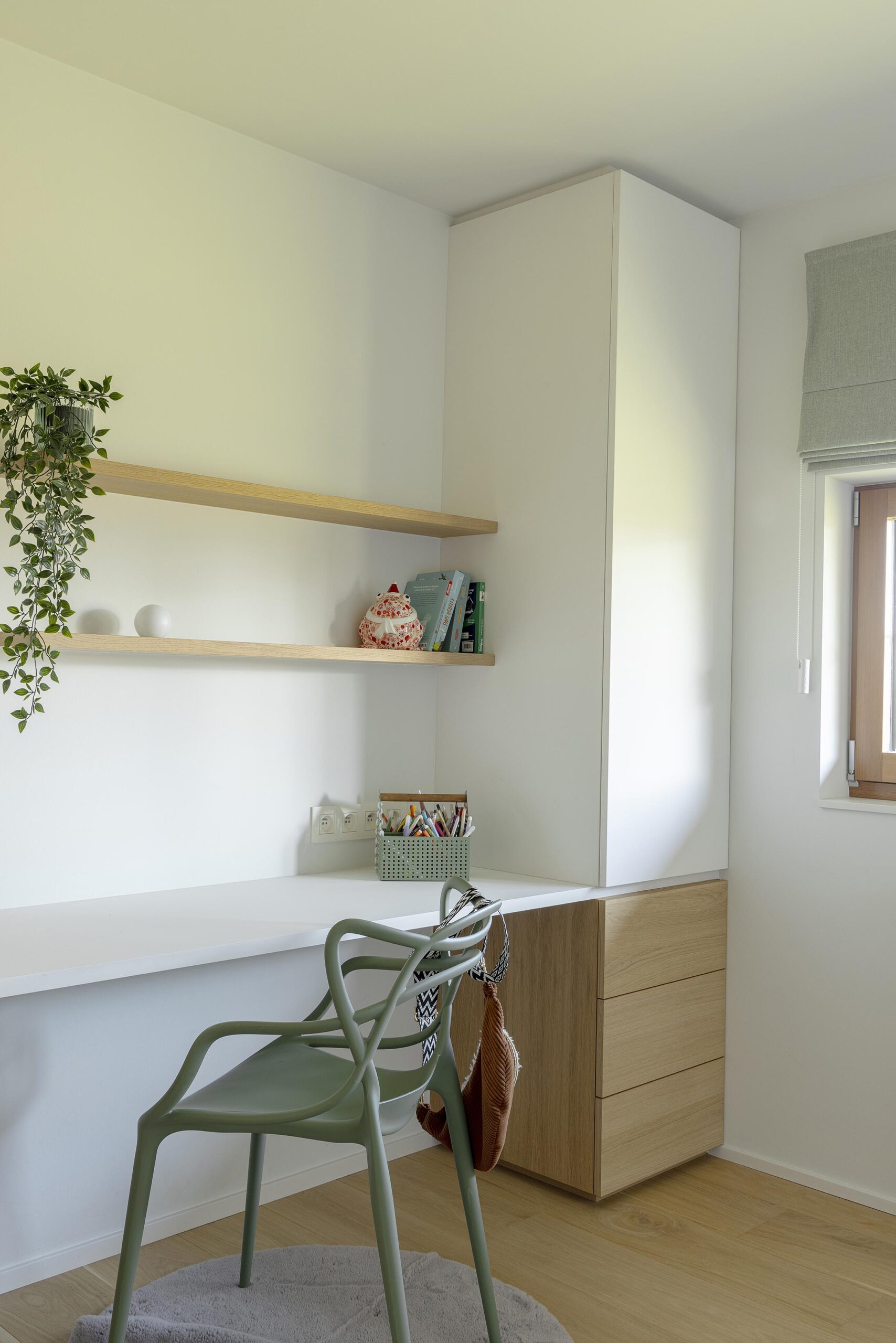 Chambre enfant claustra bois bureau papier peint