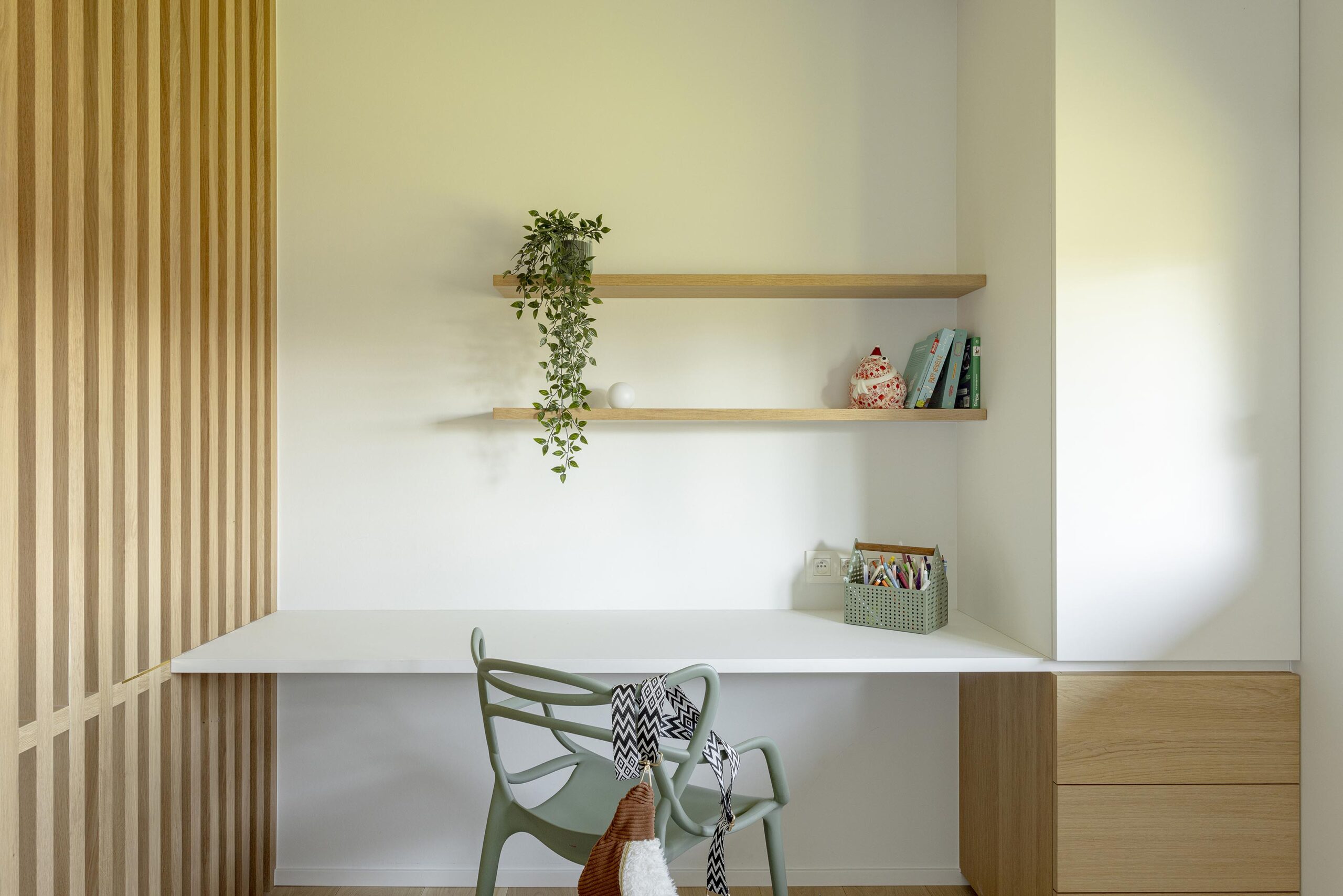 Chambre enfant claustra bois bureau papier peint