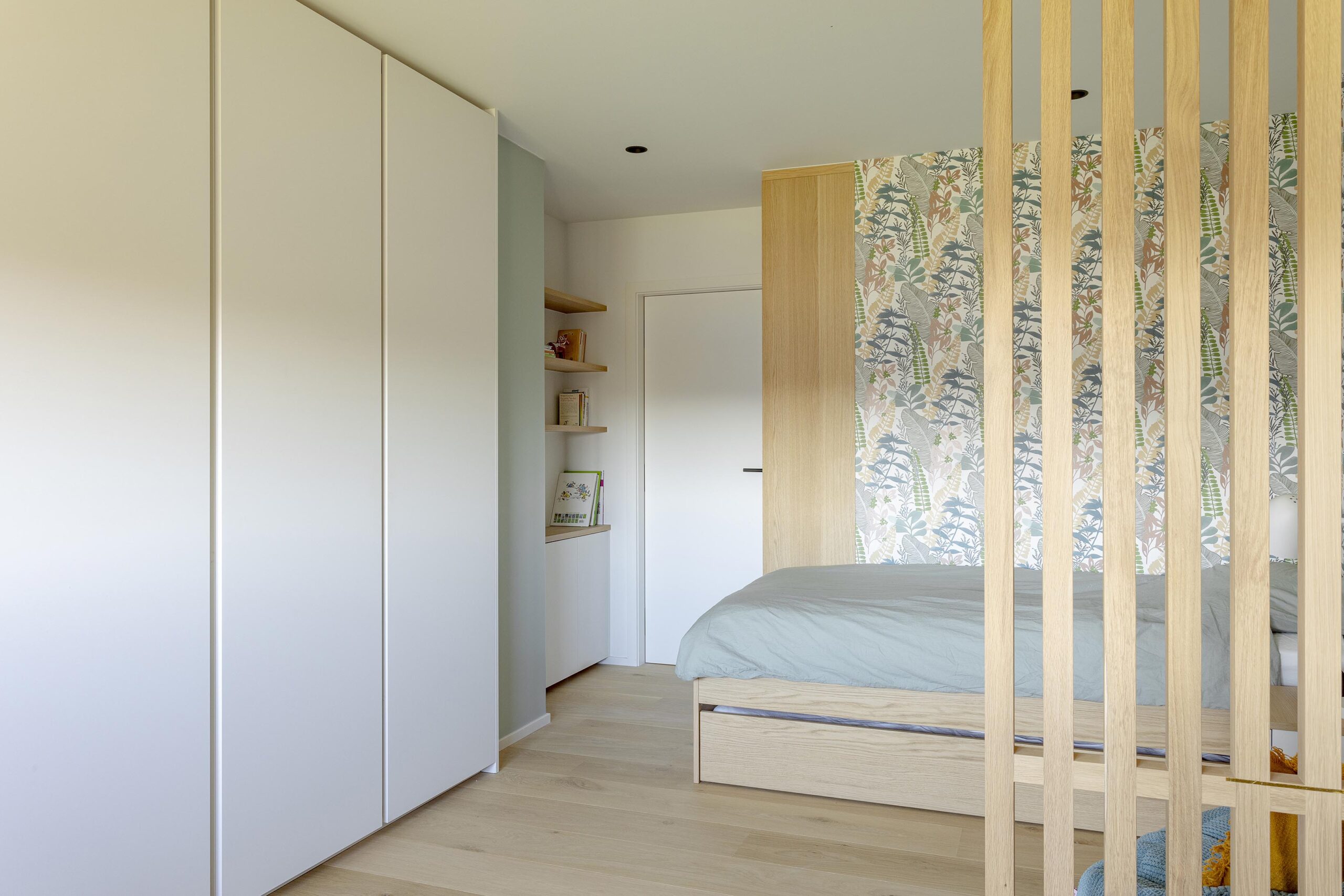 Chambre enfant claustra bois bureau papier peint dressing
