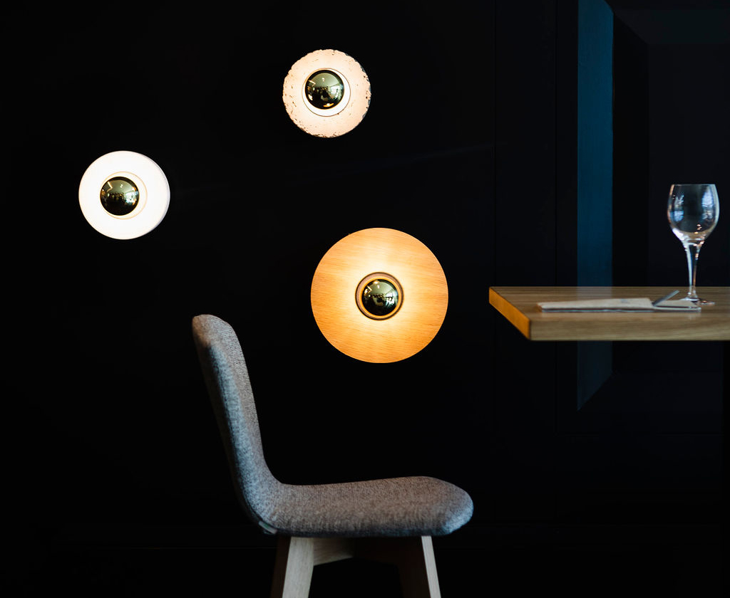 Salle de la brasserie Saveurs à la Clé de l’Hôtel-Restaurant Les 3 Clés à Gembloux, avec mobilier contemporain, luminaires design et ambiance chaleureuse