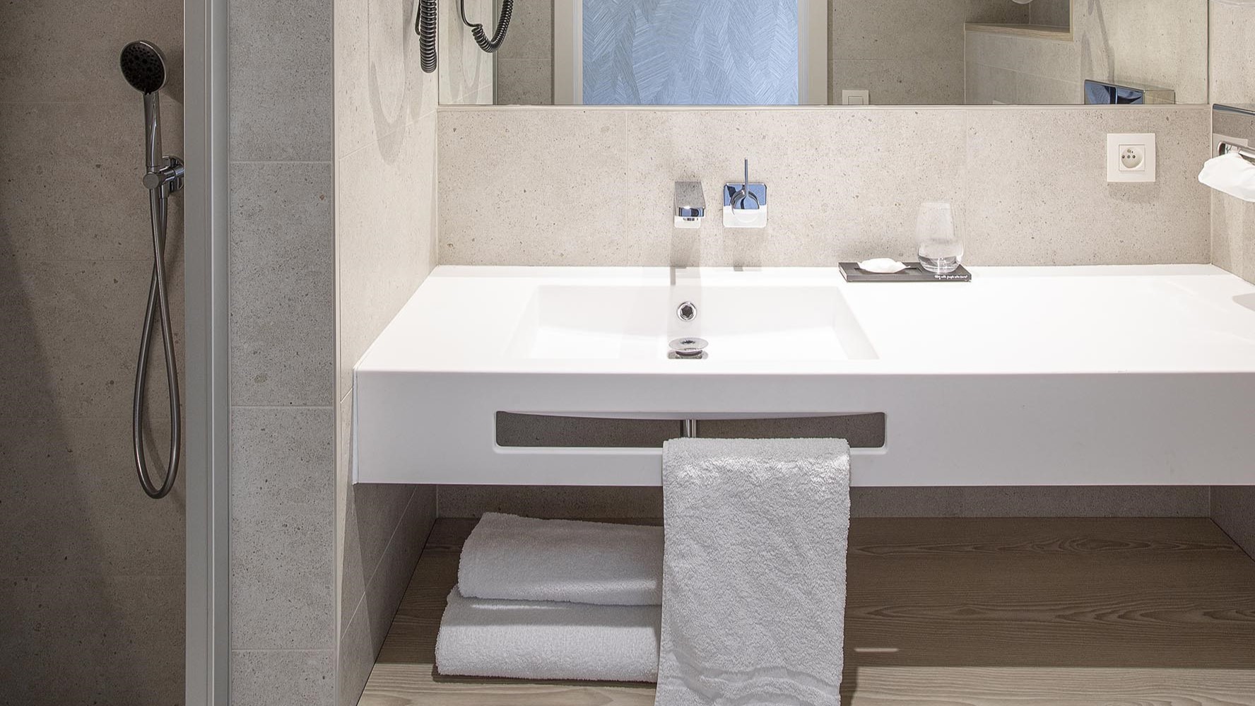 Chambre d’hôtel contemporaine aux 3 Clés à Gembloux, salle de douche